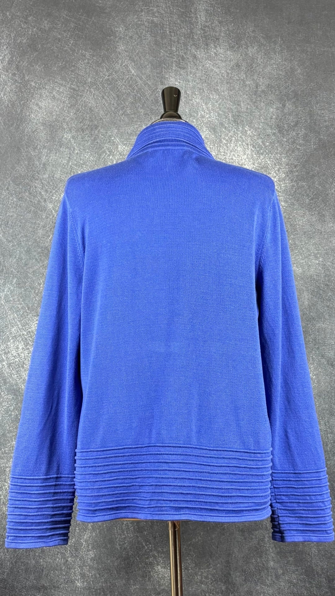 Cardigan bleu vif en fin tricot avec gros boutons dorés Jones New York Signature, taille xl. Vue de dos.