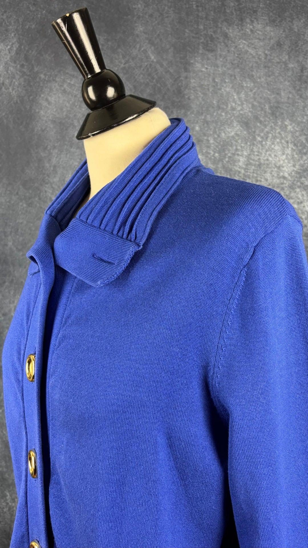 Cardigan bleu vif en fin tricot avec gros boutons dorés Jones New York Signature, taille xl. Vue de l'encolure.
