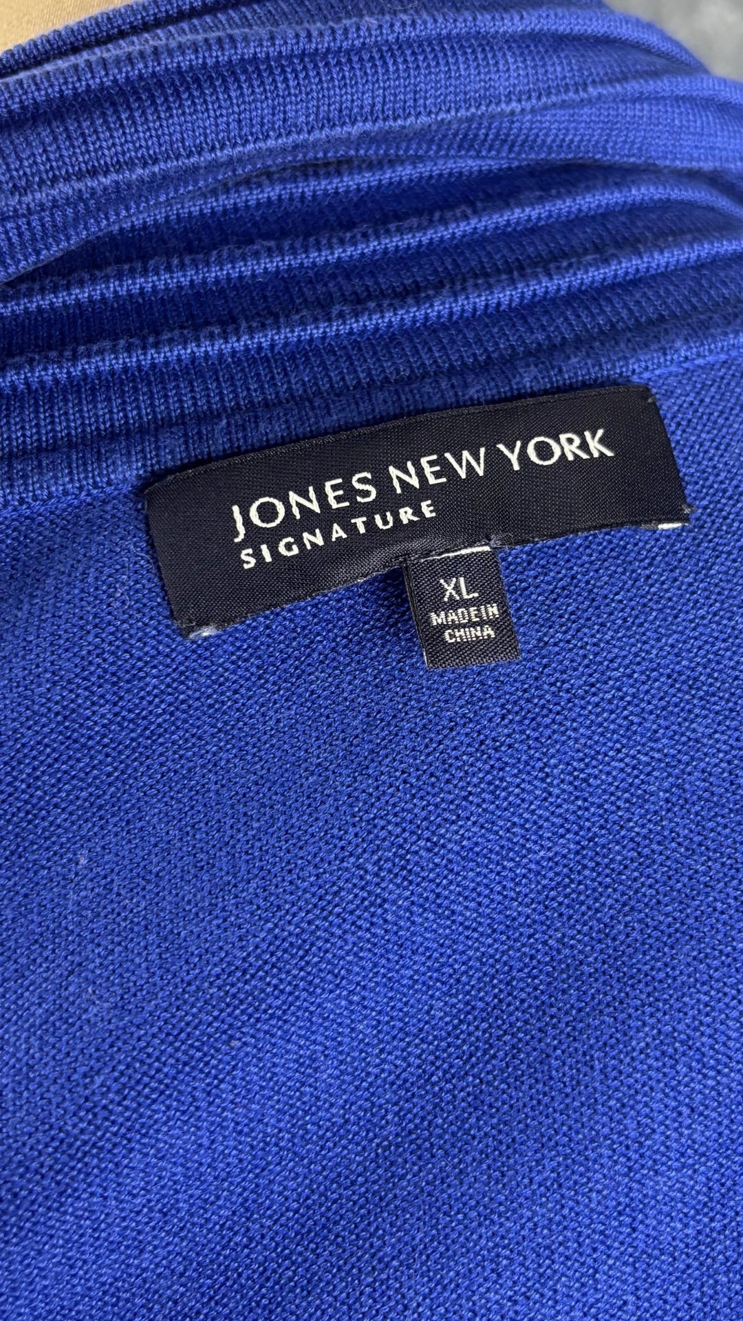 Cardigan bleu vif en fin tricot avec gros boutons dorés Jones New York Signature, taille xl. Vue de l'étiquette.
