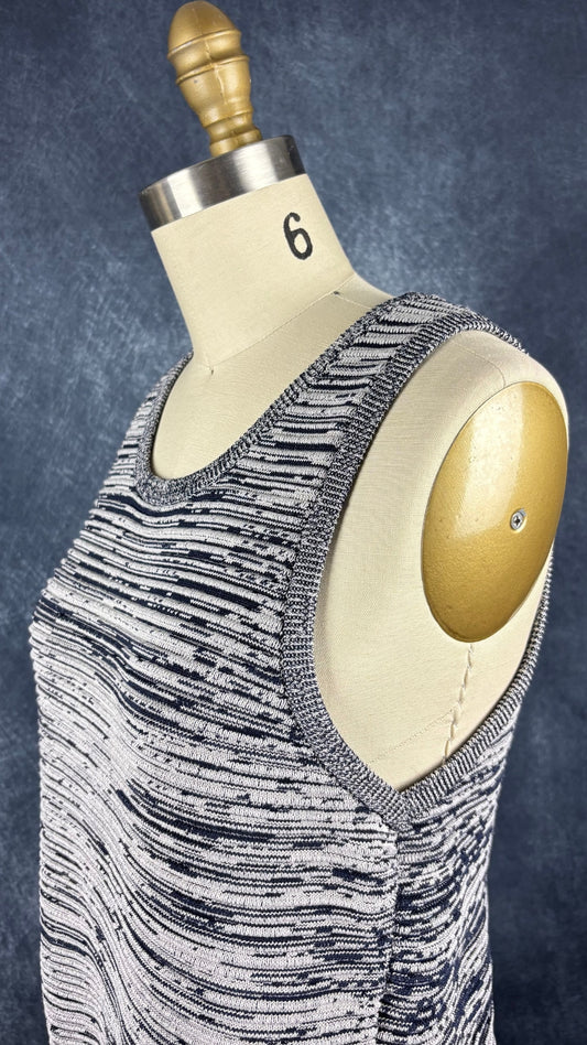Débardeur chiné marine et gris crème Babaton, taille small. Vue de l'encolure.
