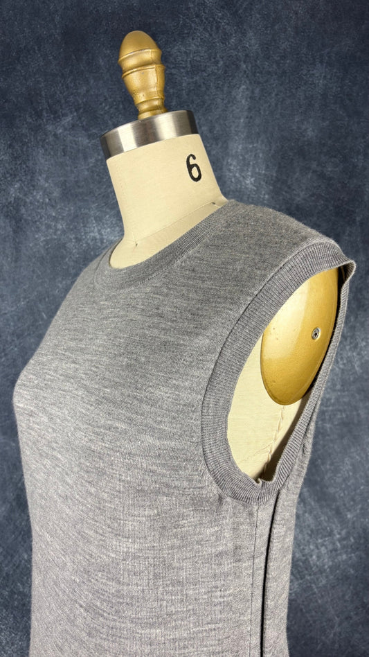 Débardeur gris chiné en fine laine mérinos extensible Banana Republic, taille small. Vue de l'encolure.