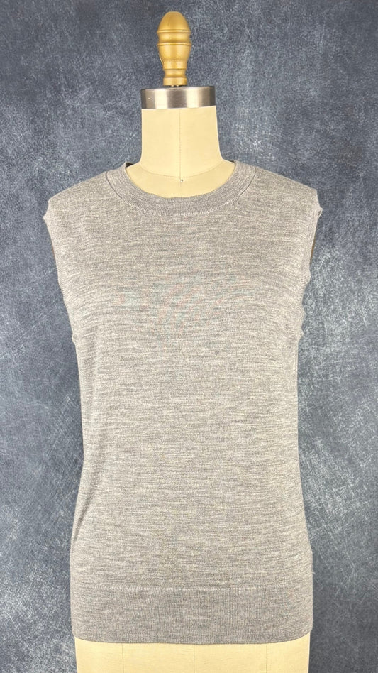 Débardeur gris chiné en fine laine mérinos extensible Banana Republic, taille small. Vue de face.