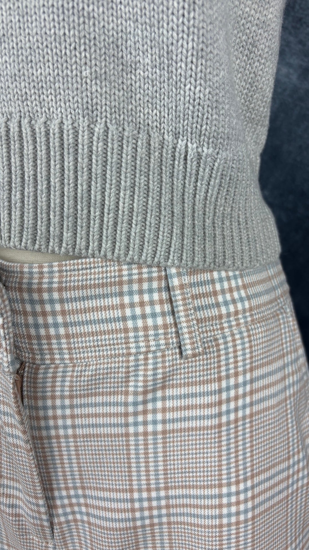 Débardeur en tricot gris chiné clair en laine mérinos et coton Wilfred, taille xs. Vue de près de l'agencement avec le pantalon à carreaux Joie.