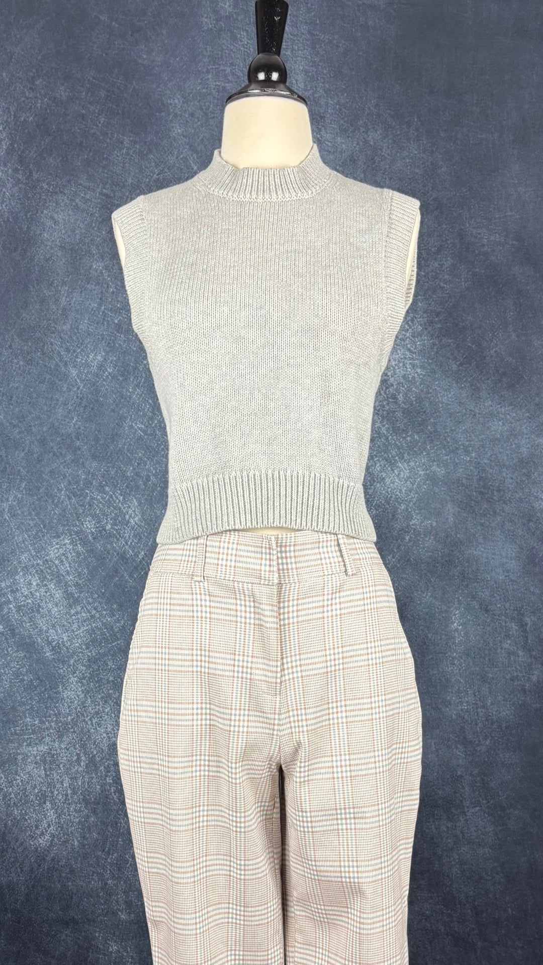 Débardeur en tricot gris chiné clair en laine mérinos et coton Wilfred, taille xs. Vue de l'agencement avec le pantalon à carreaux Joie.