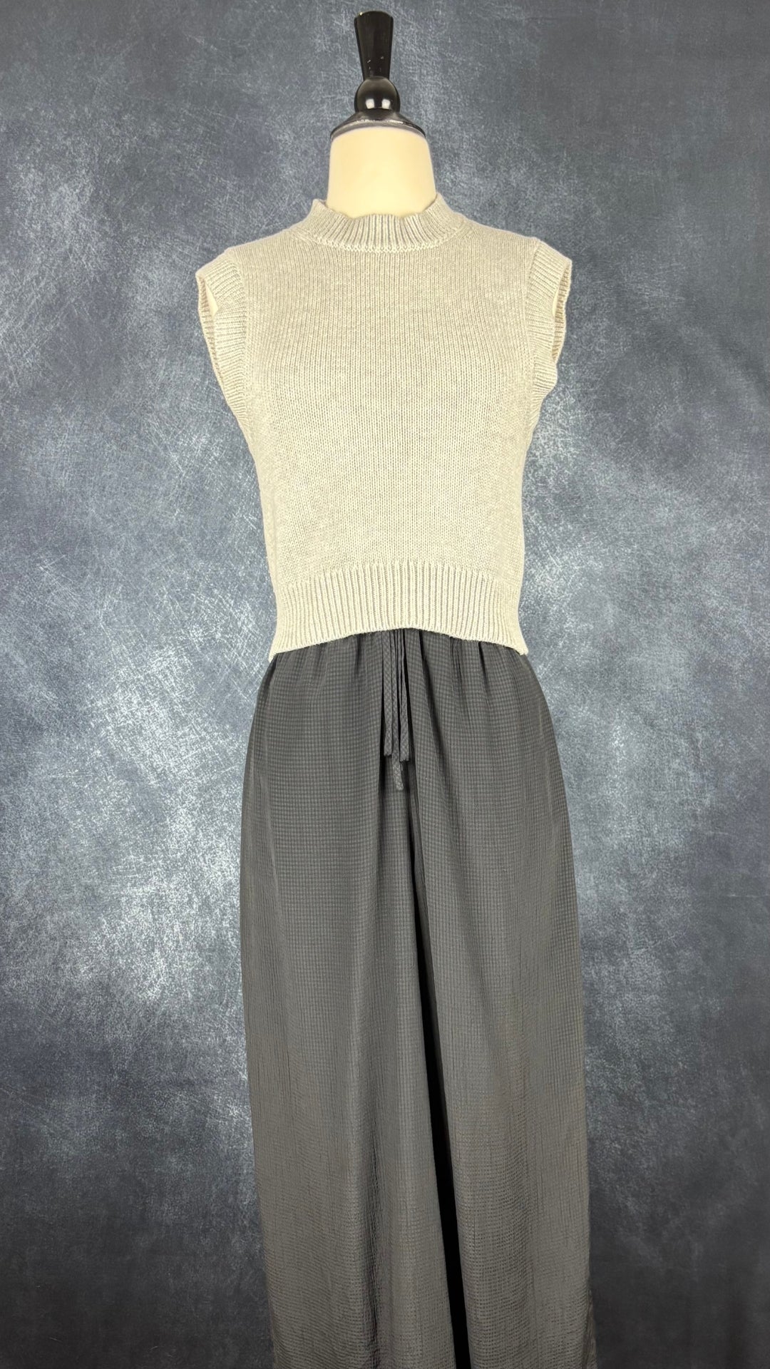 Débardeur en tricot gris chiné clair en laine mérinos et coton Wilfred, taille xs. Vue de l'agencement avec la combinaison Club Monaco.