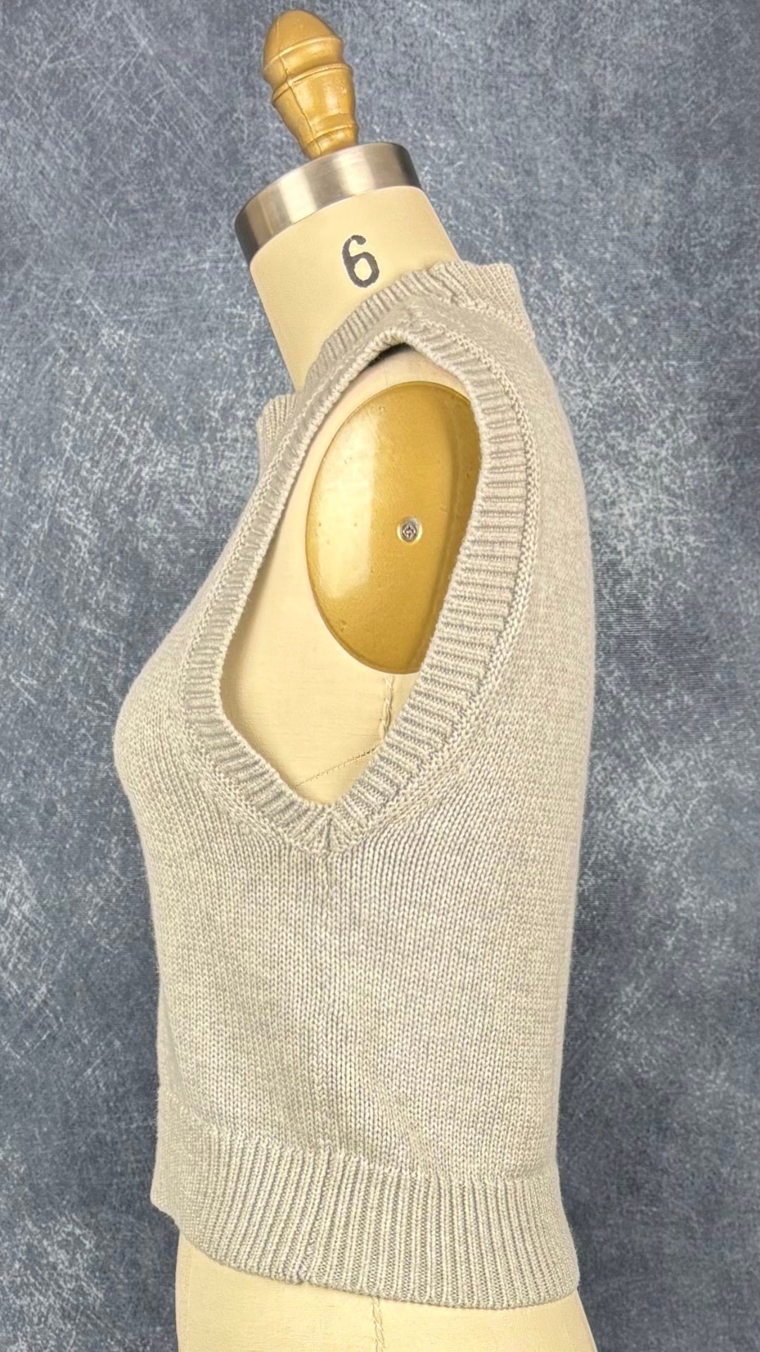 Débardeur en tricot gris chiné clair en laine mérinos et coton Wilfred, taille xs. Vue de côté.