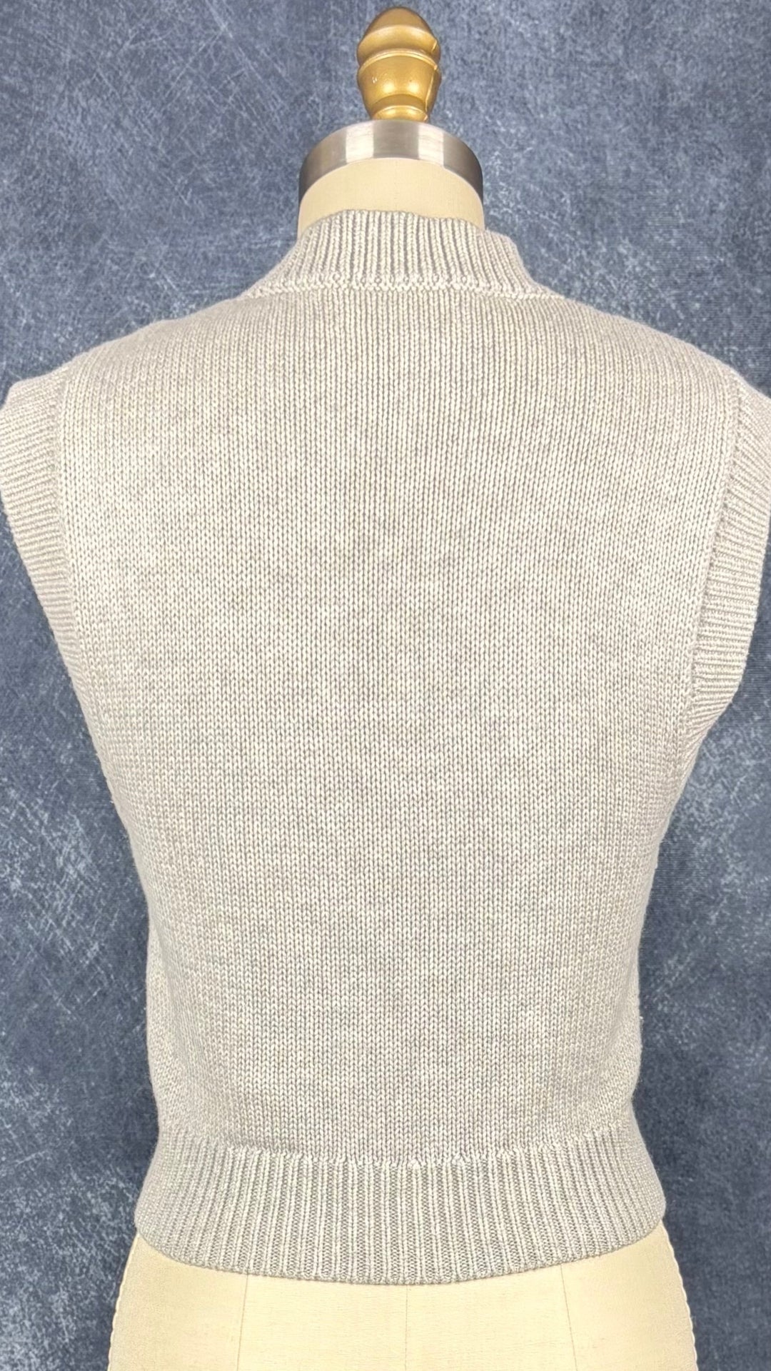 Débardeur en tricot gris chiné clair en laine mérinos et coton Wilfred, taille xs. Vue de dos.
