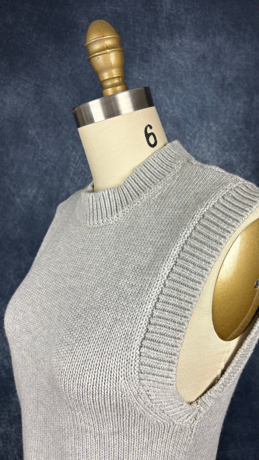 Débardeur en tricot gris chiné clair en laine mérinos et coton Wilfred, taille xs. Vue de l'encolure.