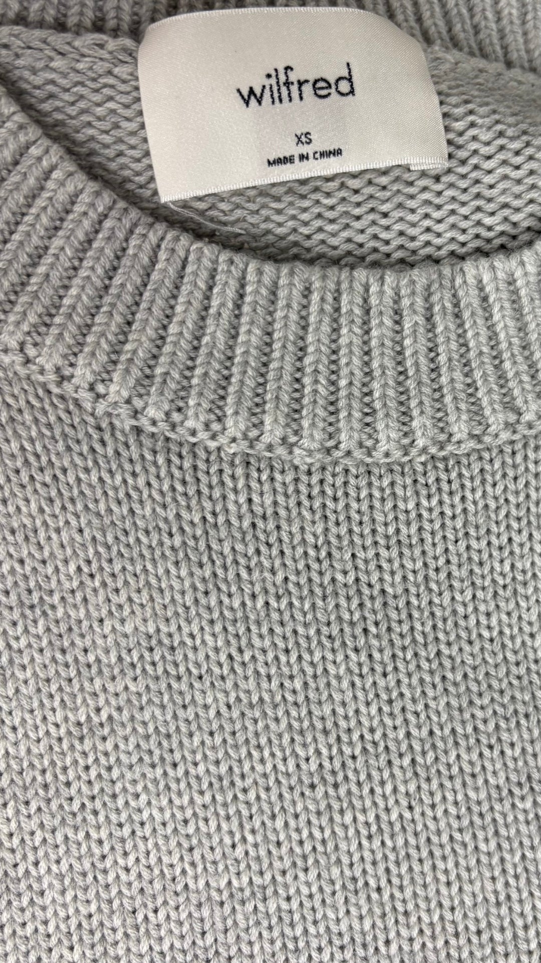 Débardeur en tricot gris chiné clair en laine mérinos et coton Wilfred, taille xs. Vue de l'étiquette.