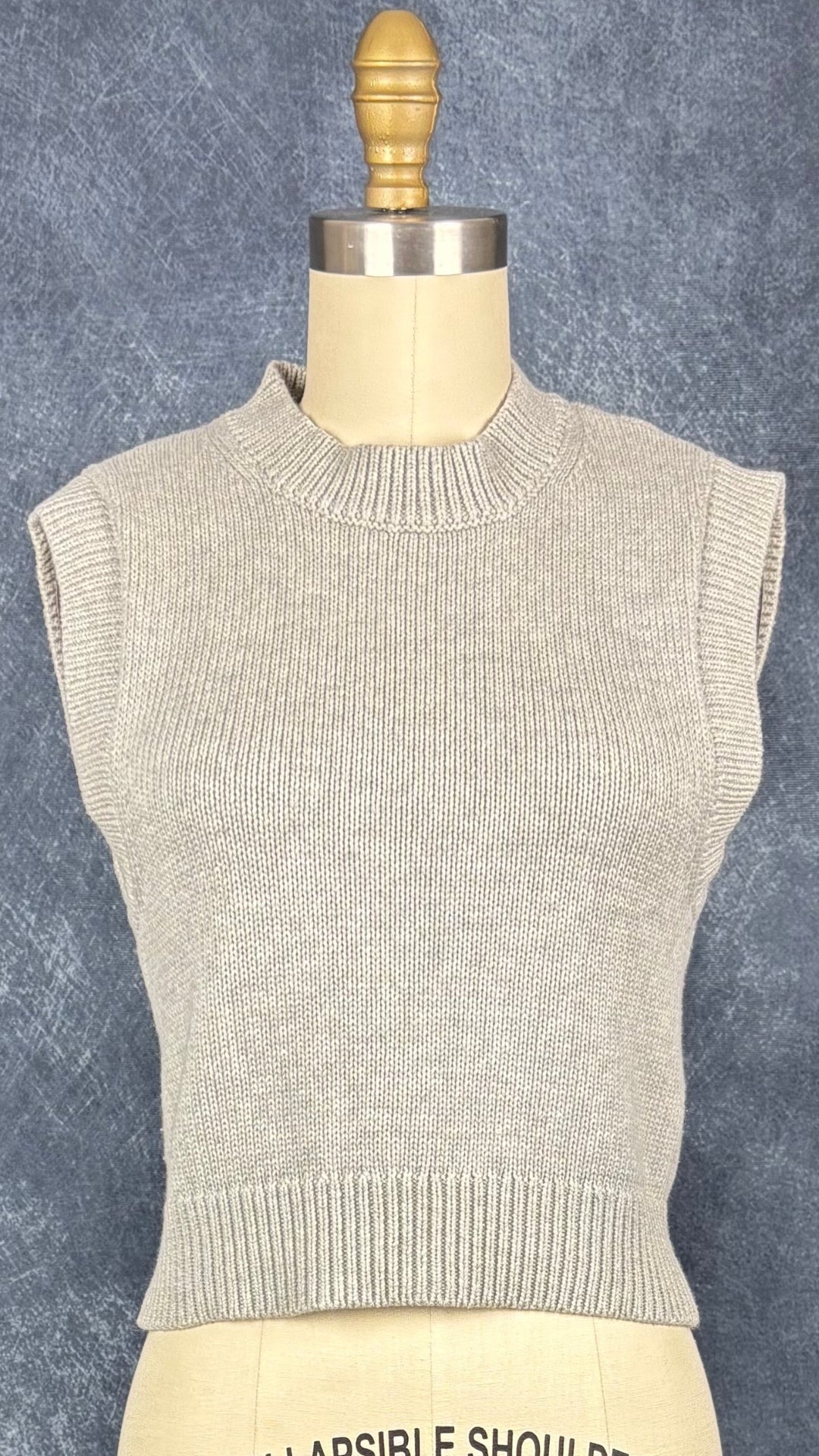 Débardeur en tricot gris chiné clair en laine mérinos et coton Wilfred, taille xs. Vue de face.