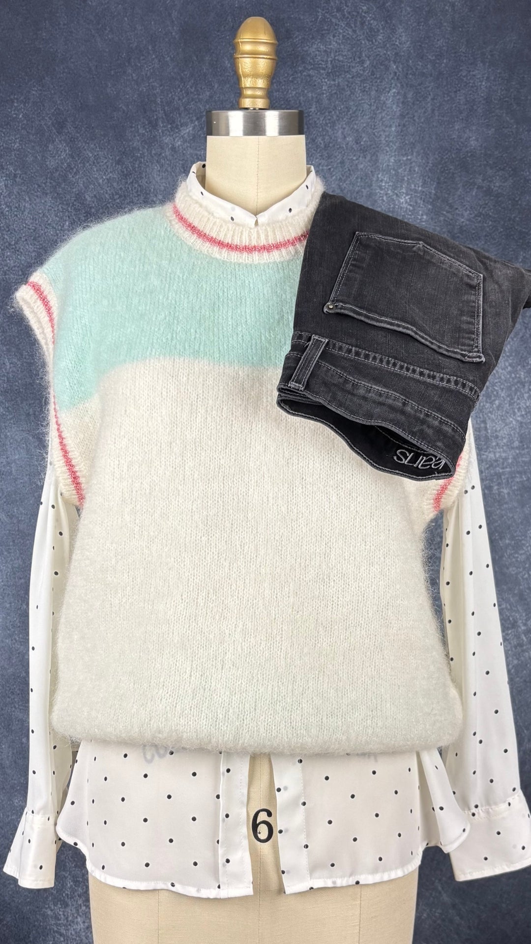 Débardeur en tricot crème Des petits hauts, taille 1 (m/l). Vue de l'agencement avec le jeans noir Yoga Jeans et le chemisier crème à pois Banana Republic.