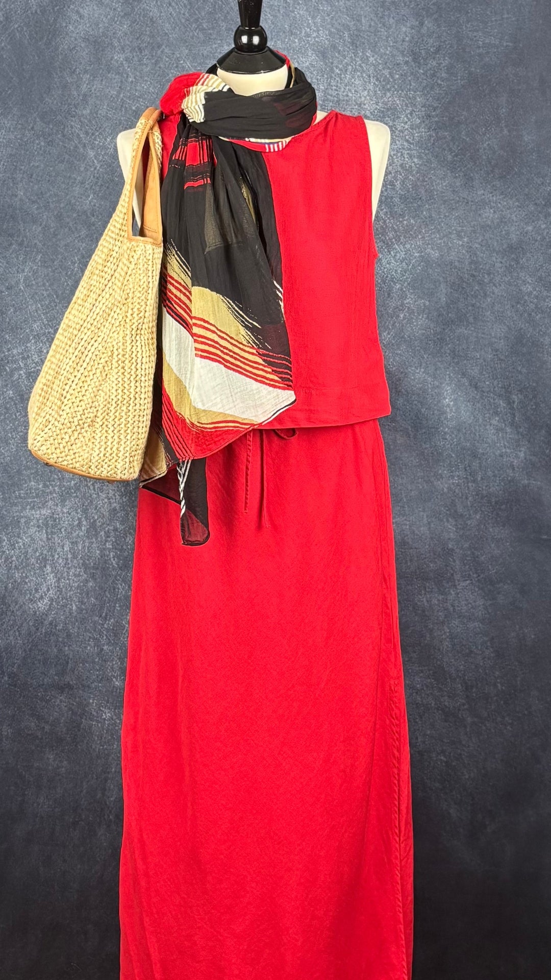 Ensemble jupe et camisole en mélange de lin rouge tomaté Gap, taille medium. Vue de l'agencement avec le foulard à motifs abstraits Sandwich noir, beige, rouge et bleu.