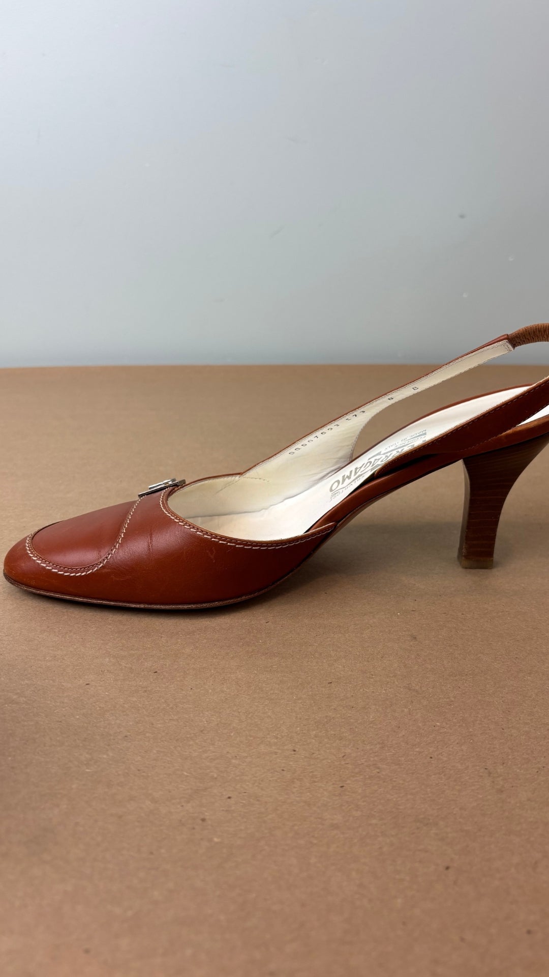 Escarpin à bride arrière brun tan en cuir Salvatore Ferragamo, talle 8 B. Vue de la face intérieure de la chaussure droite.