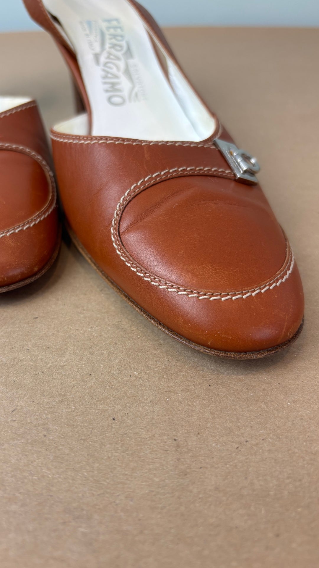 Escarpin à bride arrière brun tan en cuir Salvatore Ferragamo, talle 8 B. Vue de près du bout de la chaussure.