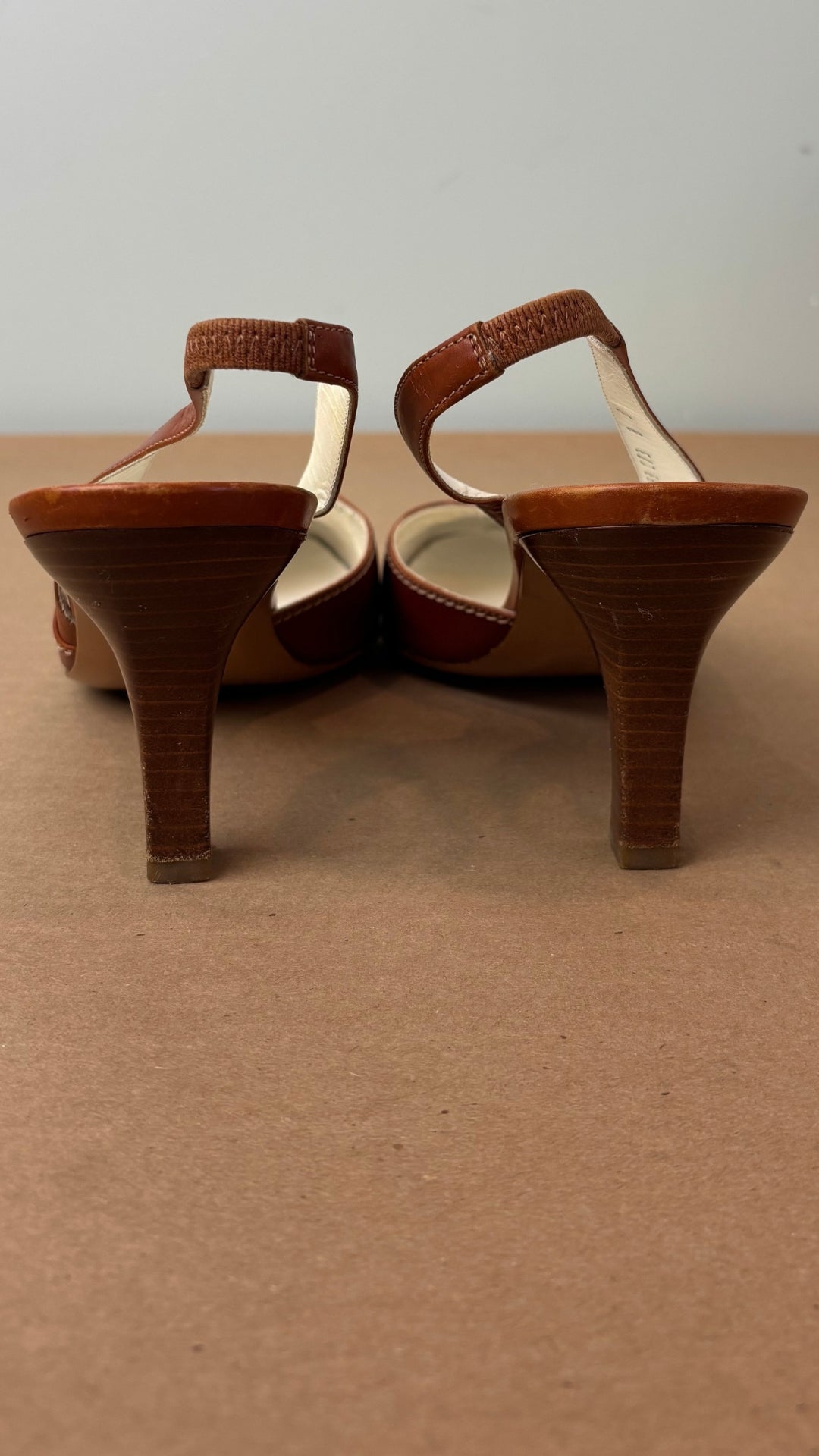 Escarpin à bride arrière brun tan en cuir Salvatore Ferragamo, talle 8 B. Vue de dos, des talons.