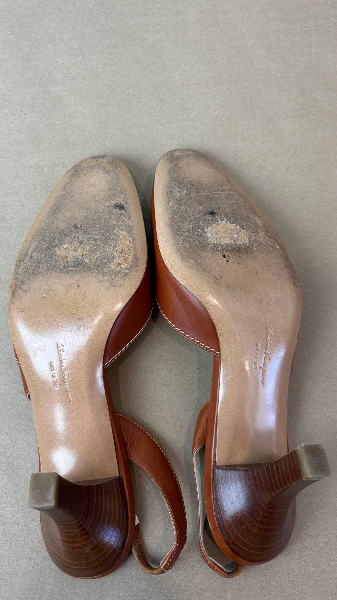 Escarpin à bride arrière brun tan en cuir Salvatore Ferragamo, talle 8 B. Vue de l'état des semelles.