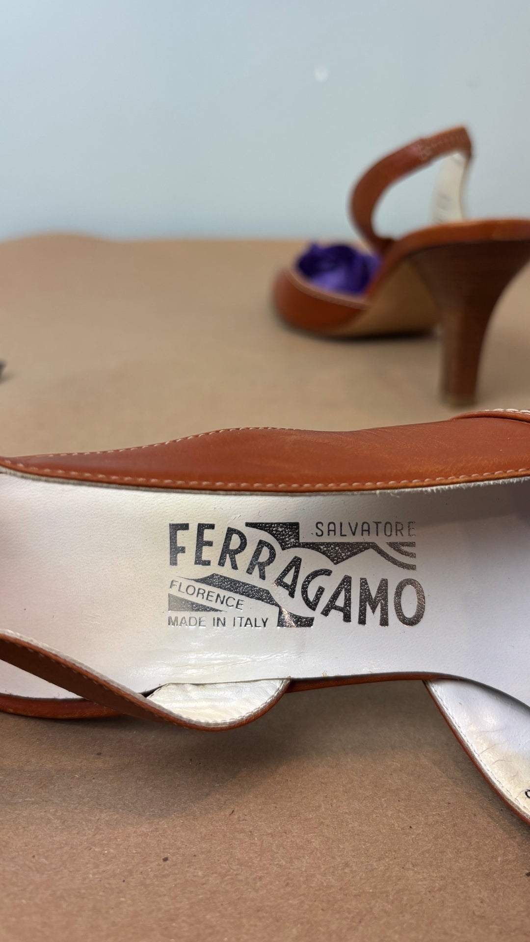 Escarpin à bride arrière brun tan en cuir Salvatore Ferragamo, talle 8 B. Vue de la marque sur la semelle intérieure.