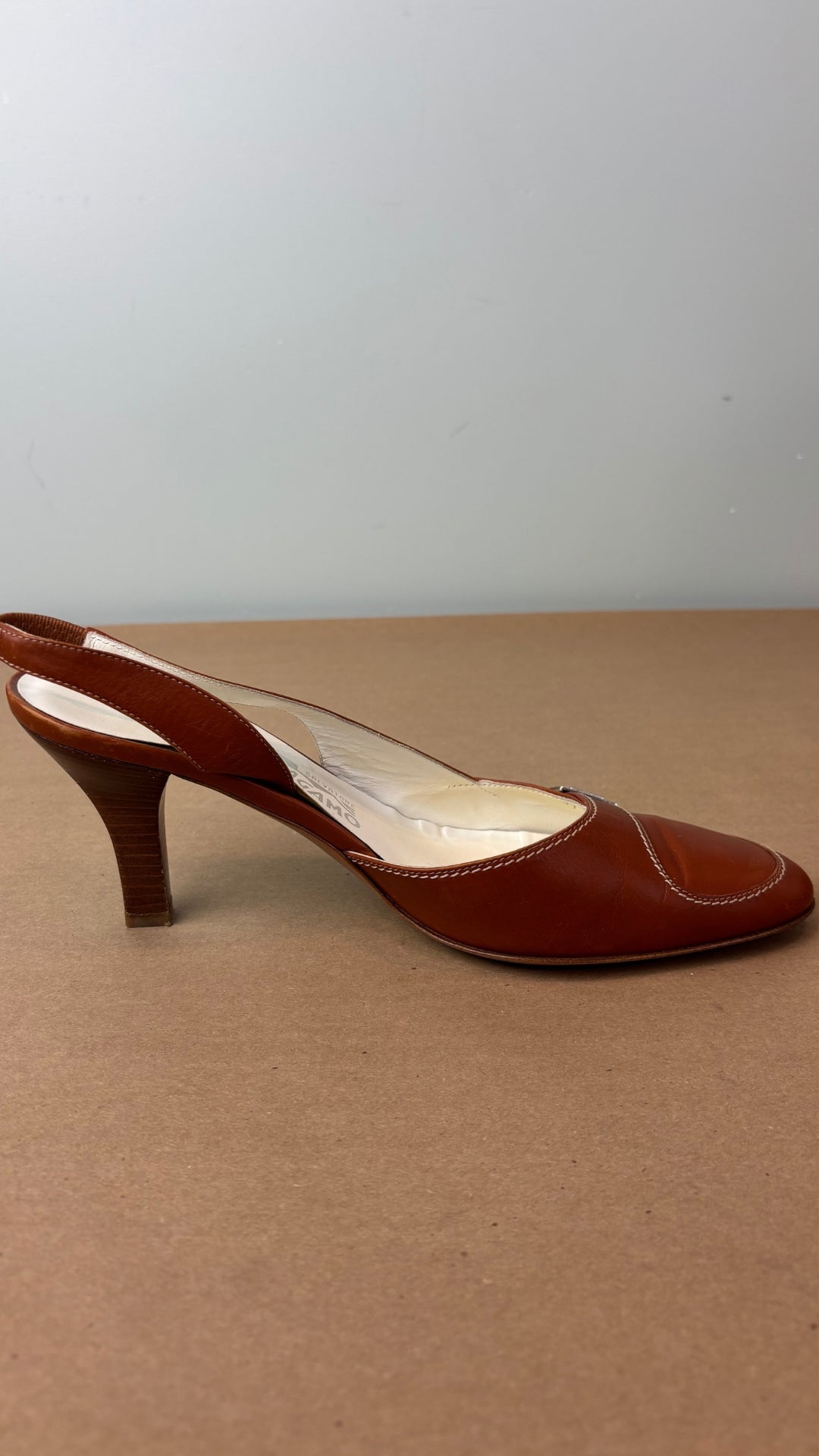 Escarpin à bride arrière brun tan en cuir Salvatore Ferragamo, talle 8 B. Vue de la face intérieure de la chaussure gauche.