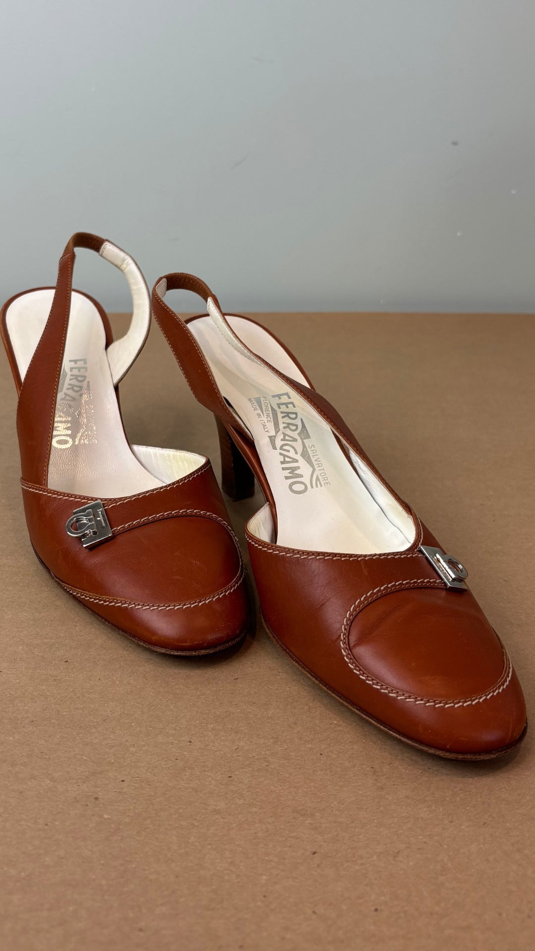 Escarpin à bride arrière brun tan en cuir Salvatore Ferragamo, talle 8 B. Vue de face.