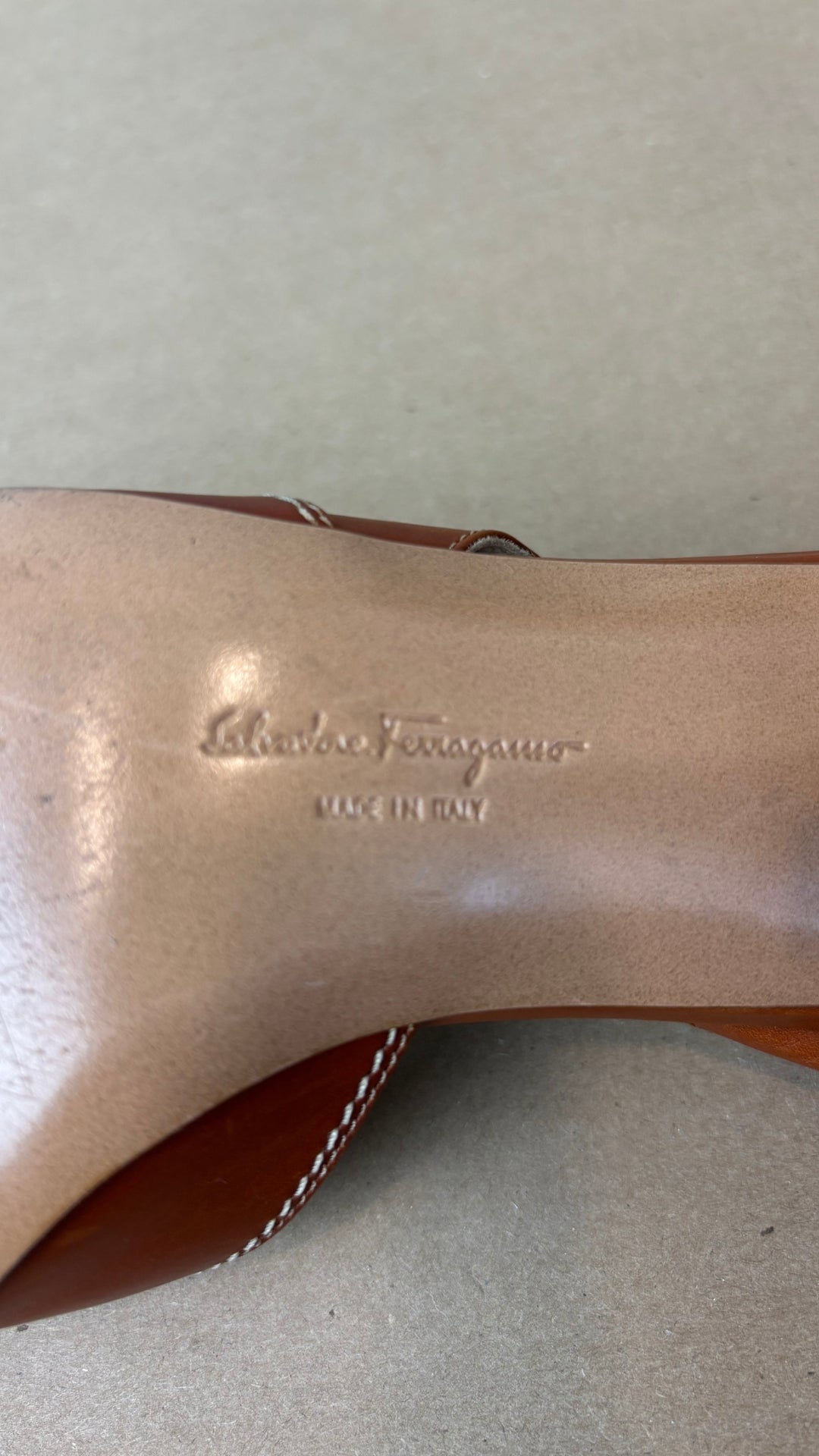 Escarpin à bride arrière brun tan en cuir Salvatore Ferragamo, talle 8 B. Vue de la gravure sous la semelle.