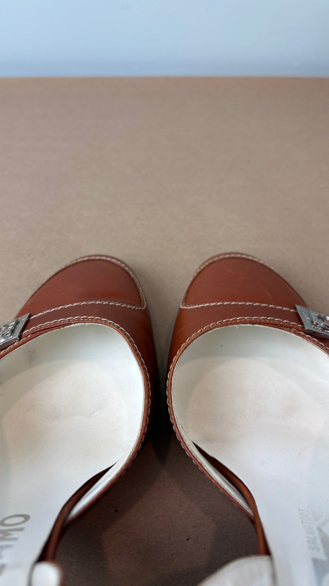 Escarpin à bride arrière brun tan en cuir Salvatore Ferragamo, talle 8 B. Vue de l'intérieur, des semelles.