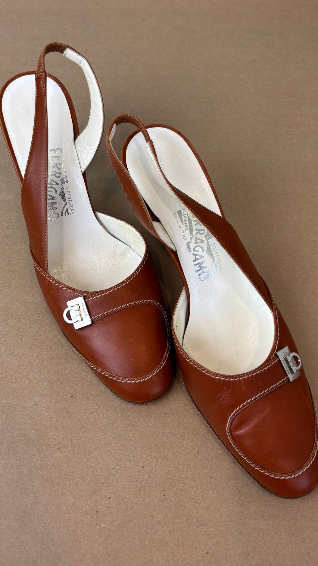 Escarpin à bride arrière brun tan en cuir Salvatore Ferragamo, talle 8 B. Vue de dessus.