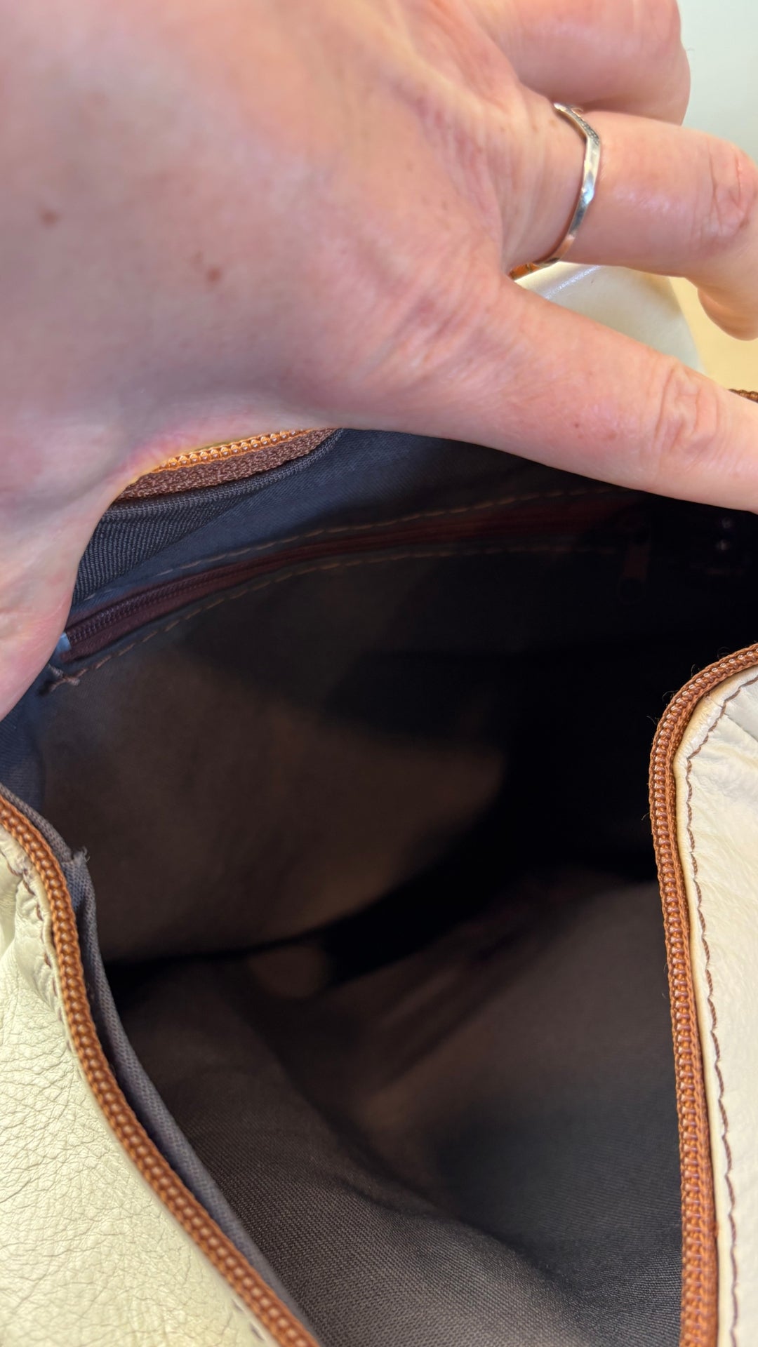 Sac à dos en cuir souple beige crème et brun tan Vera Pelle, fabriqué en Italie. Vue de l'espace intérieur.