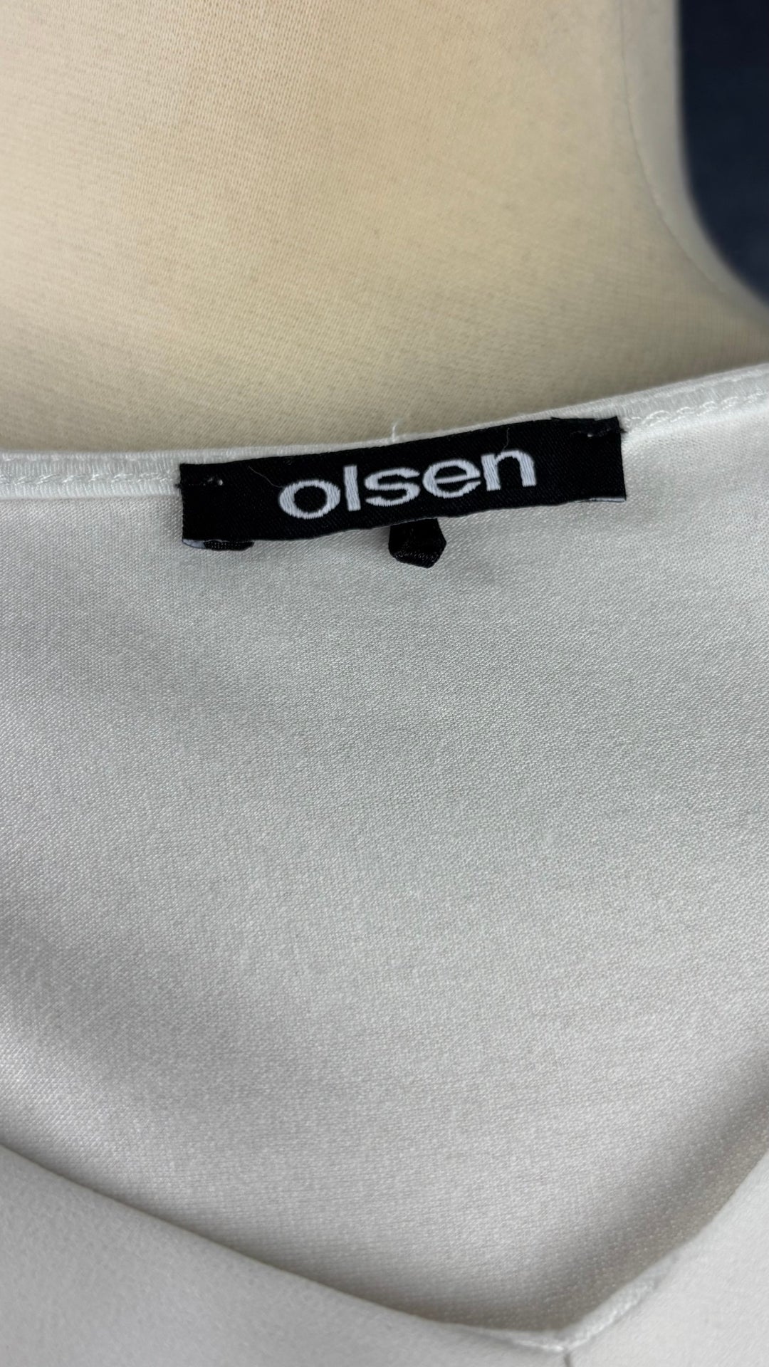 Blouse crème bi-matière à volant central Olsen, taille medium. Vue de l'étiquette.