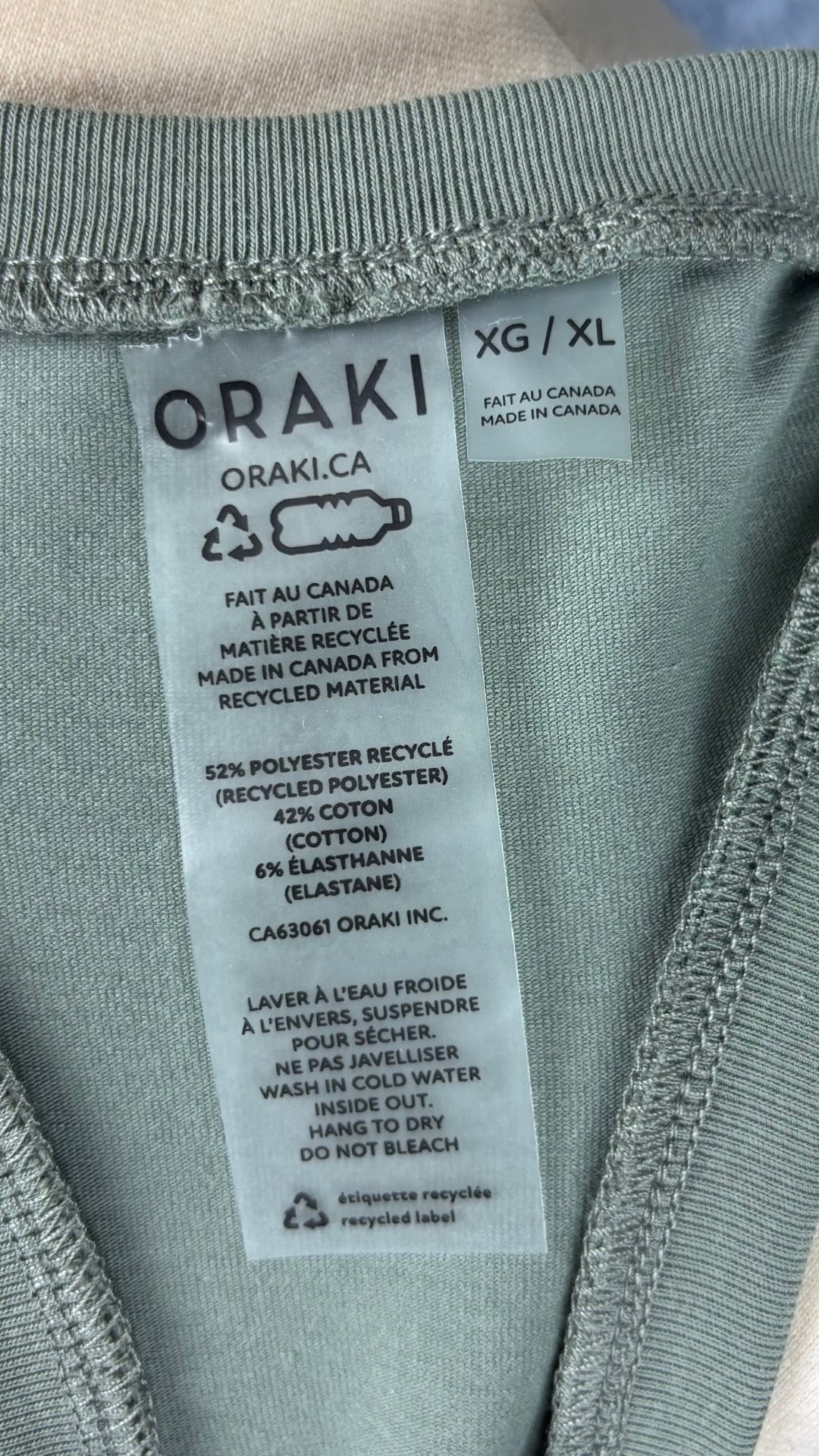 Camisole vert sauge à dos nageur et encolure en V, Oraki, taille xl. Vue de l'étiquette.