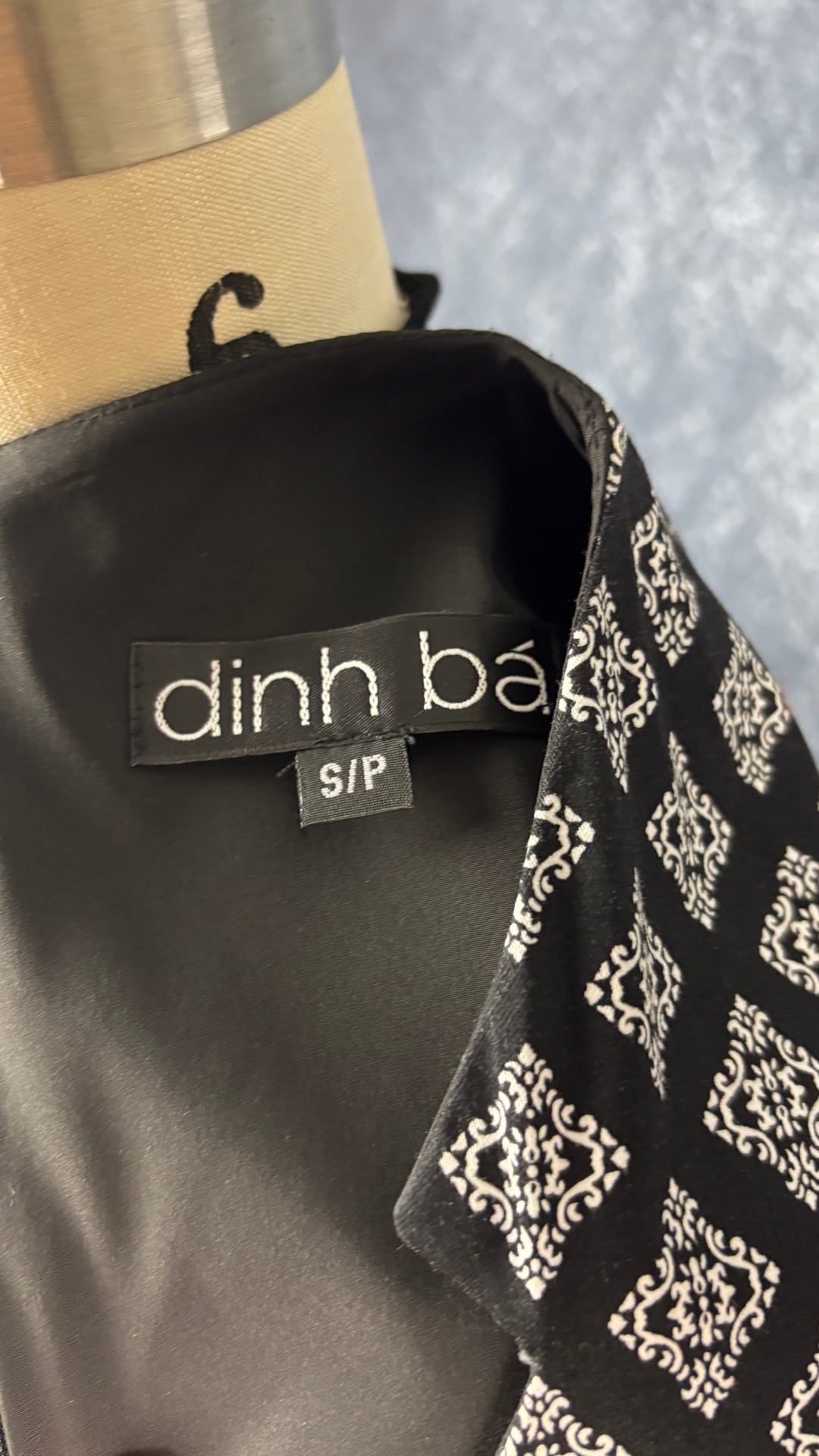 Robe droite jolis motifs Dinh Ba, taille small. Vue de l'étiquette.