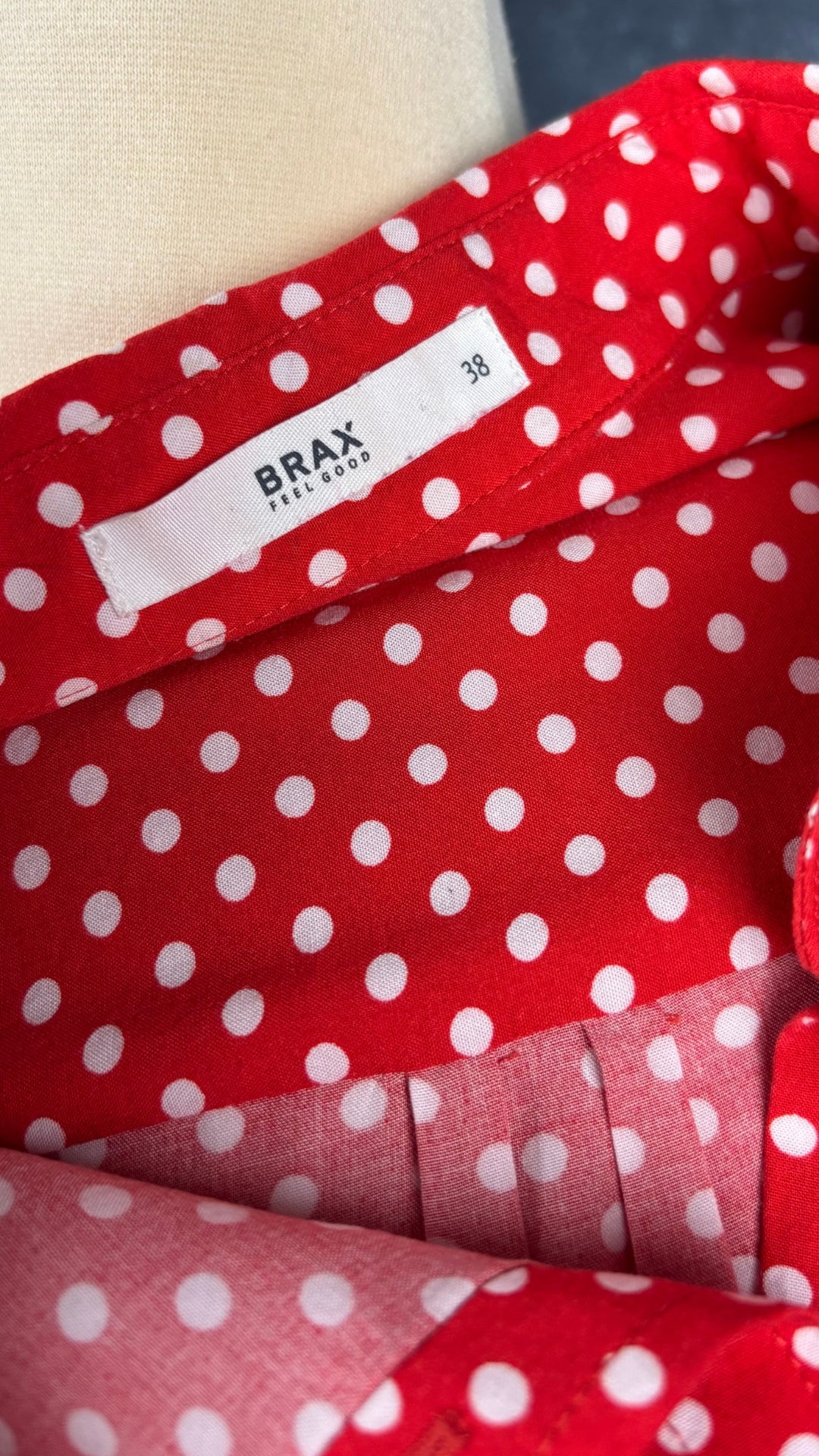 Chemisier rouge à pois blancs Brax, taille 38 (m). Vue de l'étiquette.