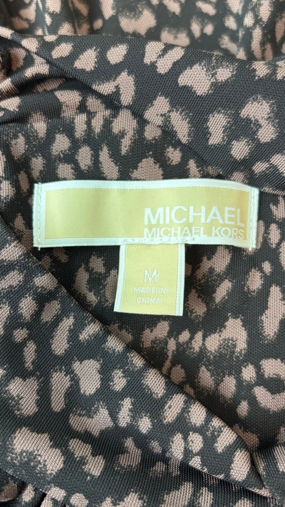Robe à motifs animaliers discrets Michael Kors, taille medium. Vue de l'étiquette.