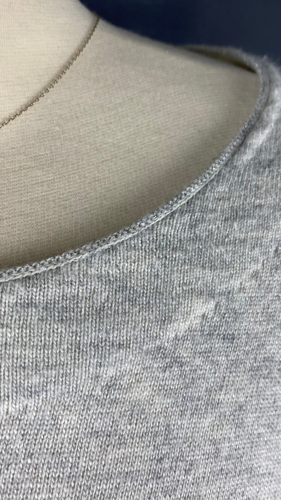 Chandail long en tricot doux gris beige Oui, taille 10 (environ medium). Vue de l'encolure et du fil métallisé.