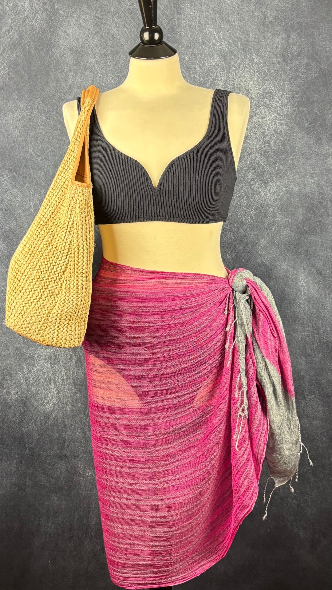 Foulard ajouré rose et gris, long rectangle avec franges, Part Two. Vue du foulard porté en jupe avec un maillot de bain.