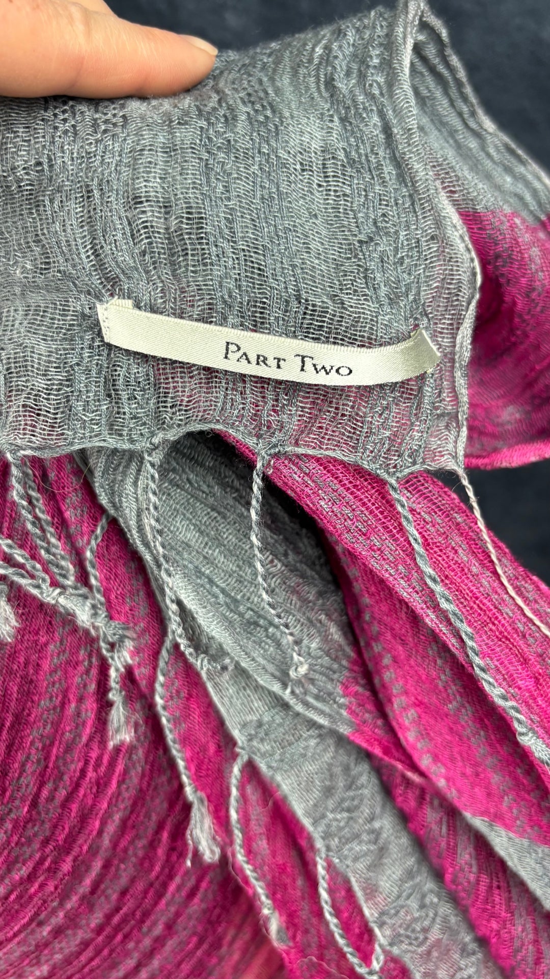 Foulard ajouré rose et gris, long rectangle avec franges, Part Two. Vue de l'étiquette.