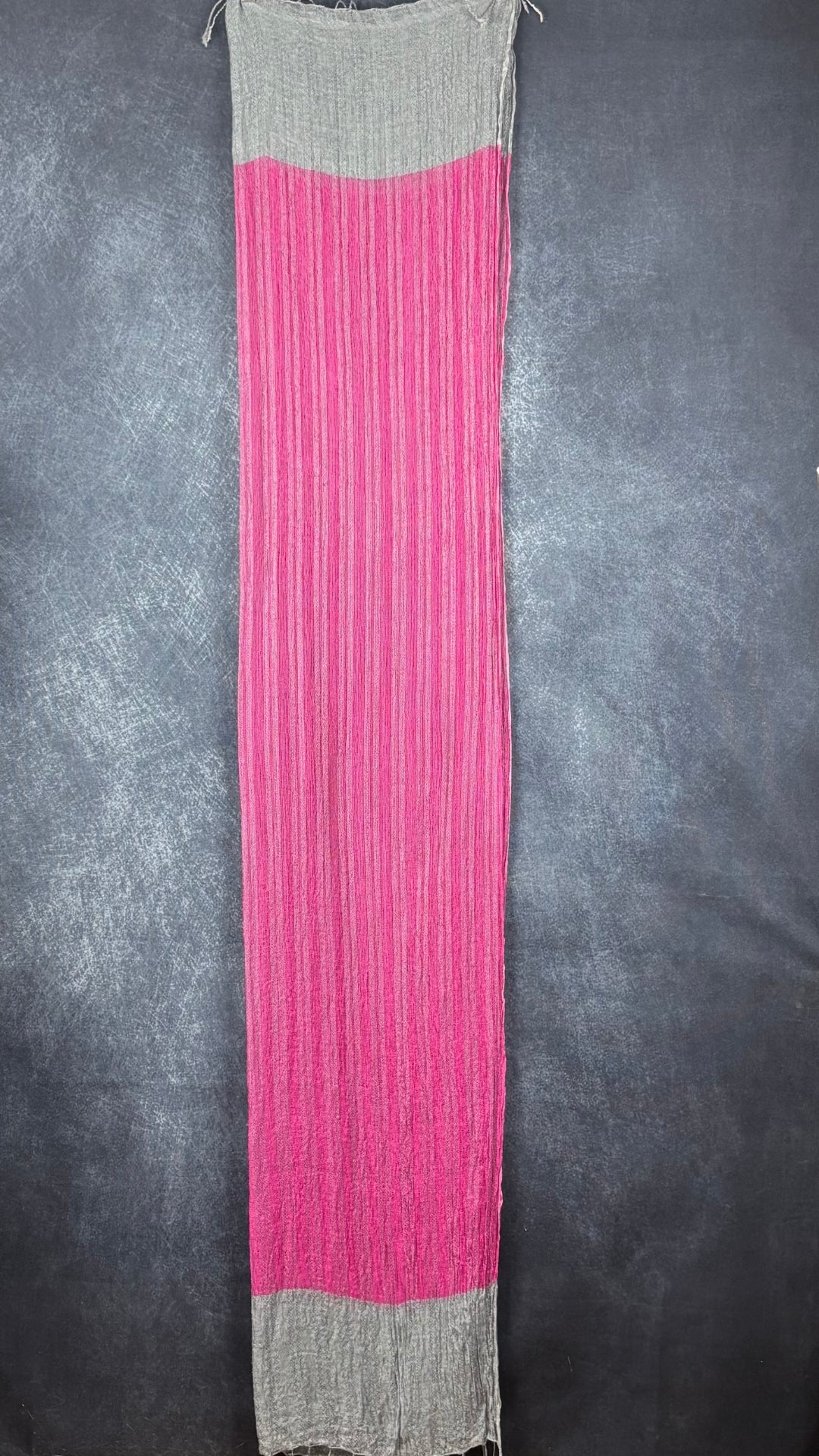 Foulard ajouré rose et gris, long rectangle avec franges, Part Two. Vue du foulard plié en deux, sur toute sa longueur.
