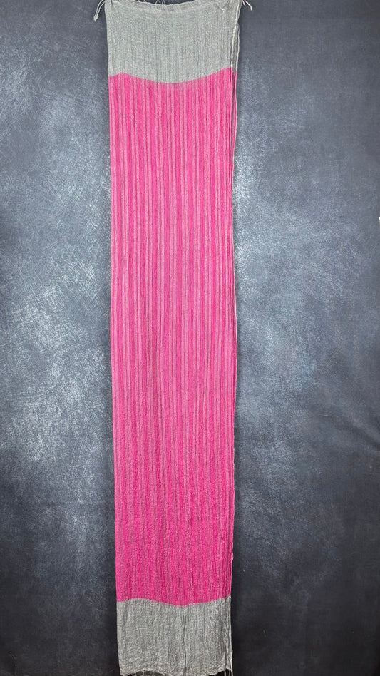 Foulard ajouré rose et gris, long rectangle avec franges, Part Two. Vue du foulard plié en deux, sur toute sa longueur.