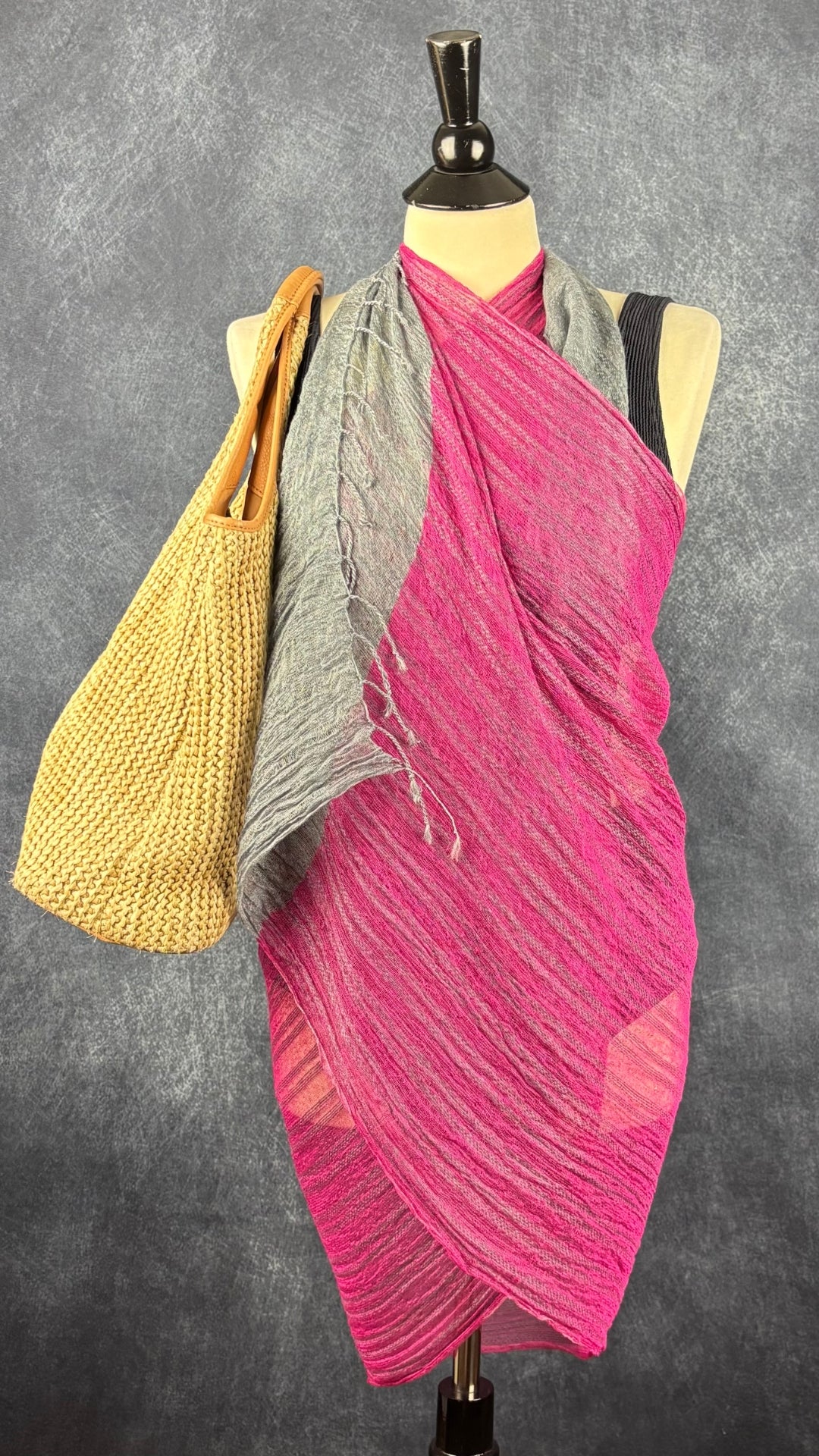 Foulard ajouré rose et gris, long rectangle avec franges, Part Two. Vue du foulard porté en paréo avec un maillot de bain.