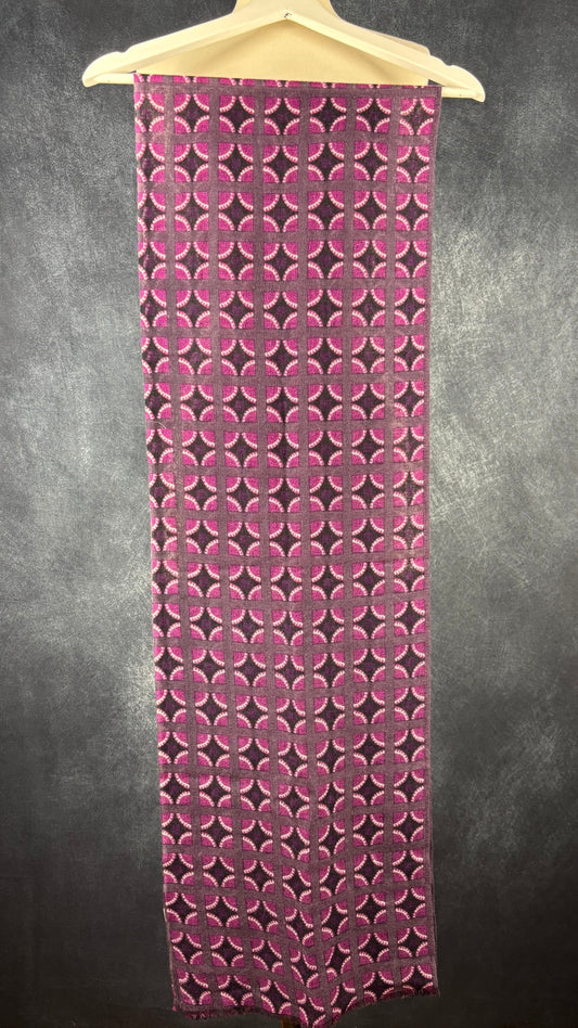 Foulard en cachemire et coton mauve Yarnz, long rectangle. Vue de face, plié sur un cintre.