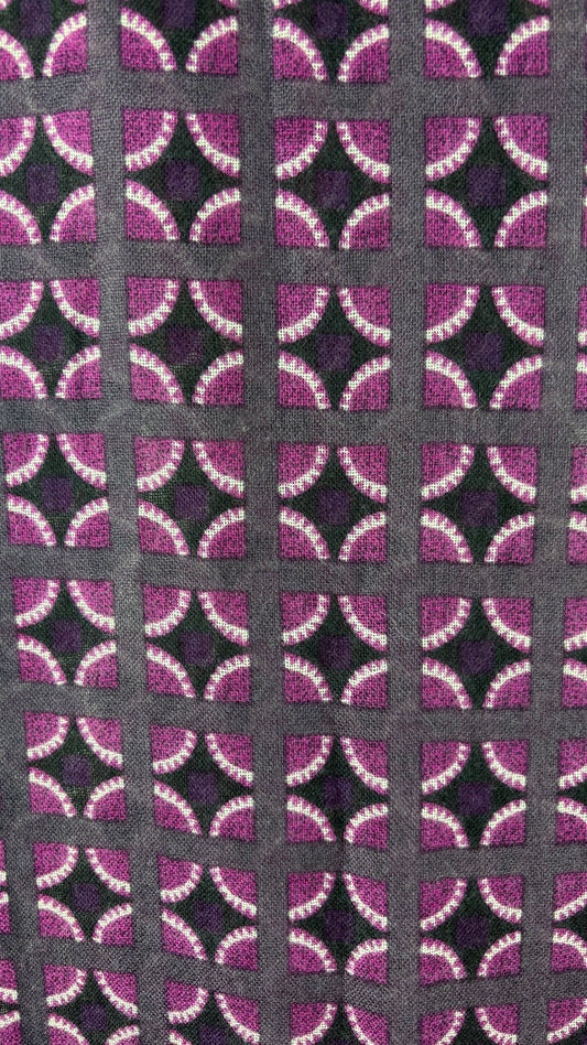 Foulard en cachemire et coton mauve Yarnz, long rectangle. Vue de près du tissu.