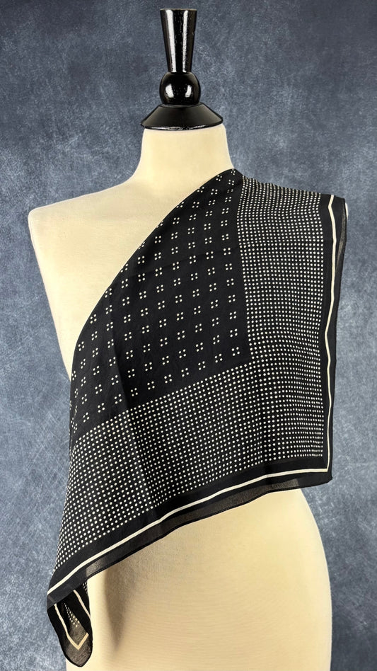 Foulard en soie carré à pois noir et crème. Vue du foulard disposé en pointe sur le mannequin.