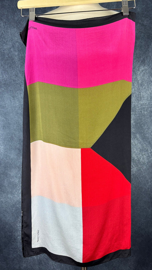 Foulard coloré à motifs géo Simon Chang, format carré. Vue du foulard plié en deux sur un cintre.