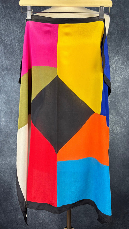 Foulard coloré à motifs géo Simon Chang, format carré. Vue de face, maintenu au centre par un cintre.