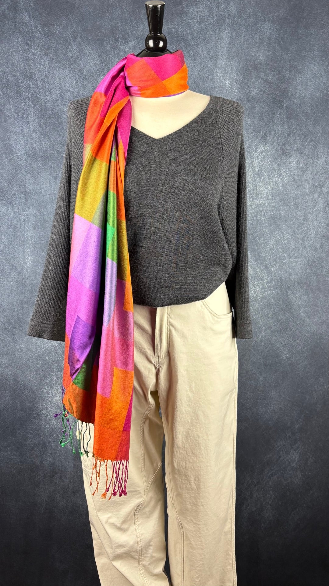 Grand foulard rectangulaire en twill de soie colorée. Vue de l'agencement avec le chandail charcoal Part Two et le pantalon beige crème Chlorophylle.