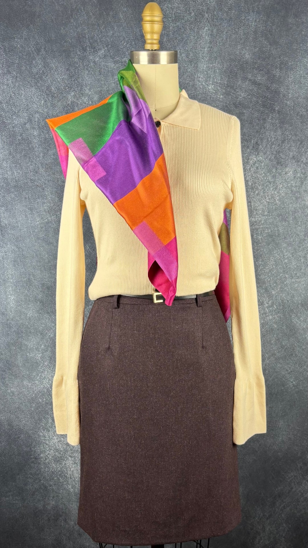 Grand foulard rectangulaire en twill de soie colorée. Vue de l'agencement avec la jupe aubergine Theory et le cardigan crème InWear.