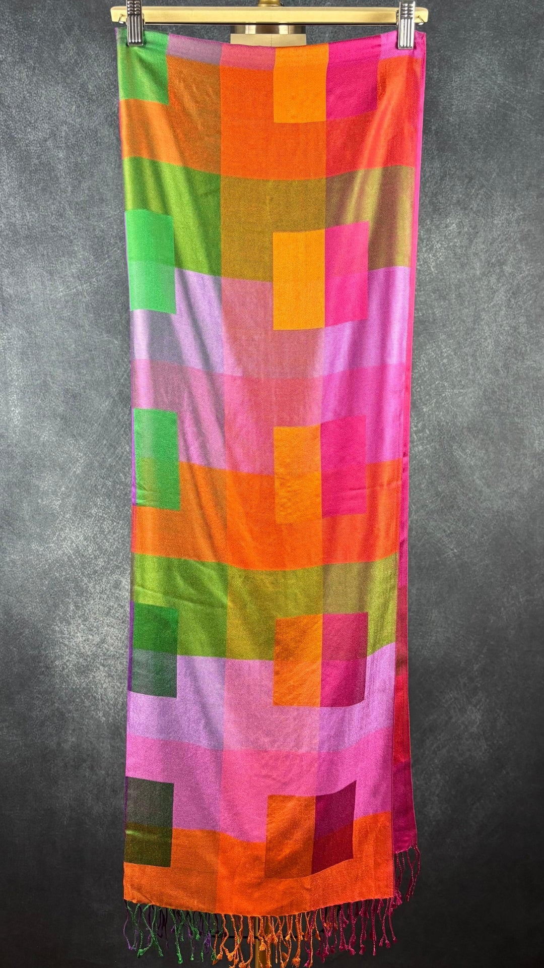 Grand foulard rectangulaire en twill de soie colorée. Vue de dos, plié en 4 sur un cintre.
