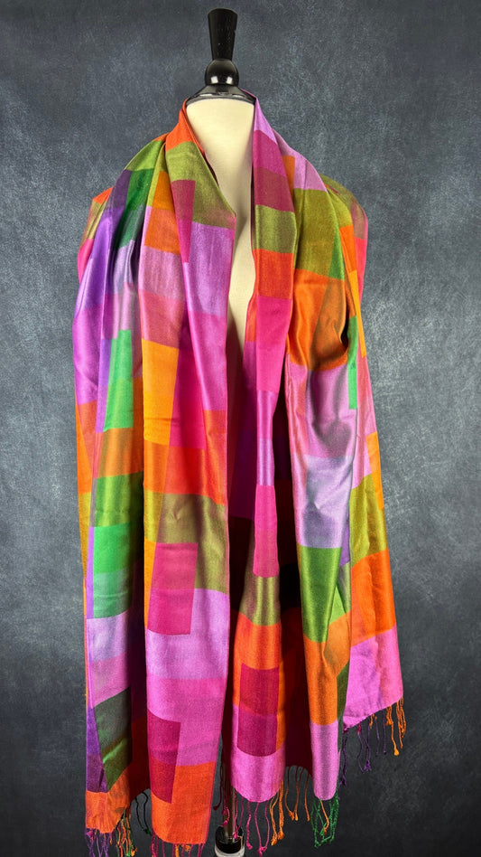 Grand foulard rectangulaire en twill de soie colorée. Vue du foulard déposé sur les épaules du mannequin.