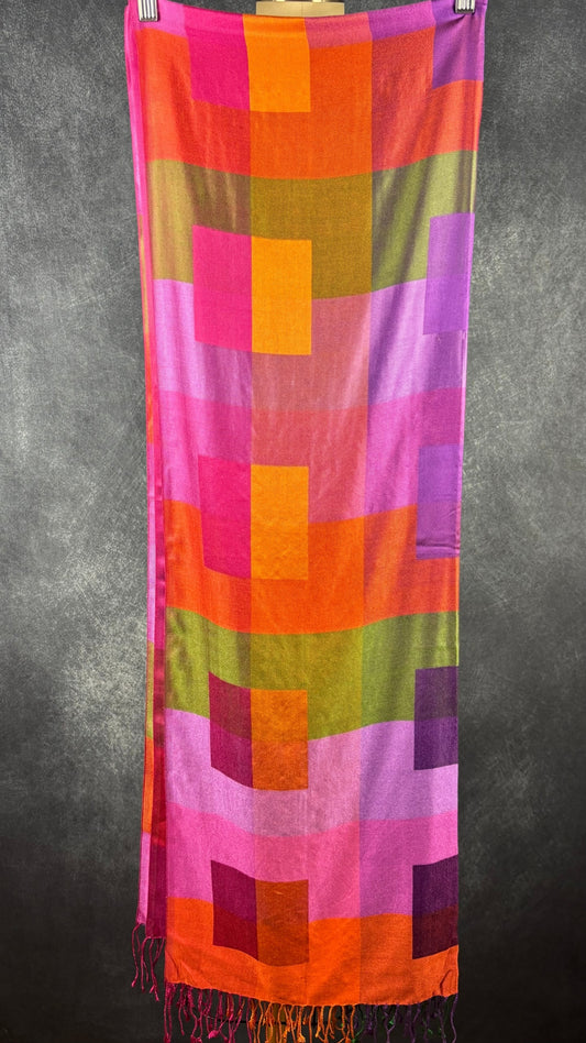 Grand foulard rectangulaire en twill de soie colorée. Vue de face, plié en 4 sur un cintre.