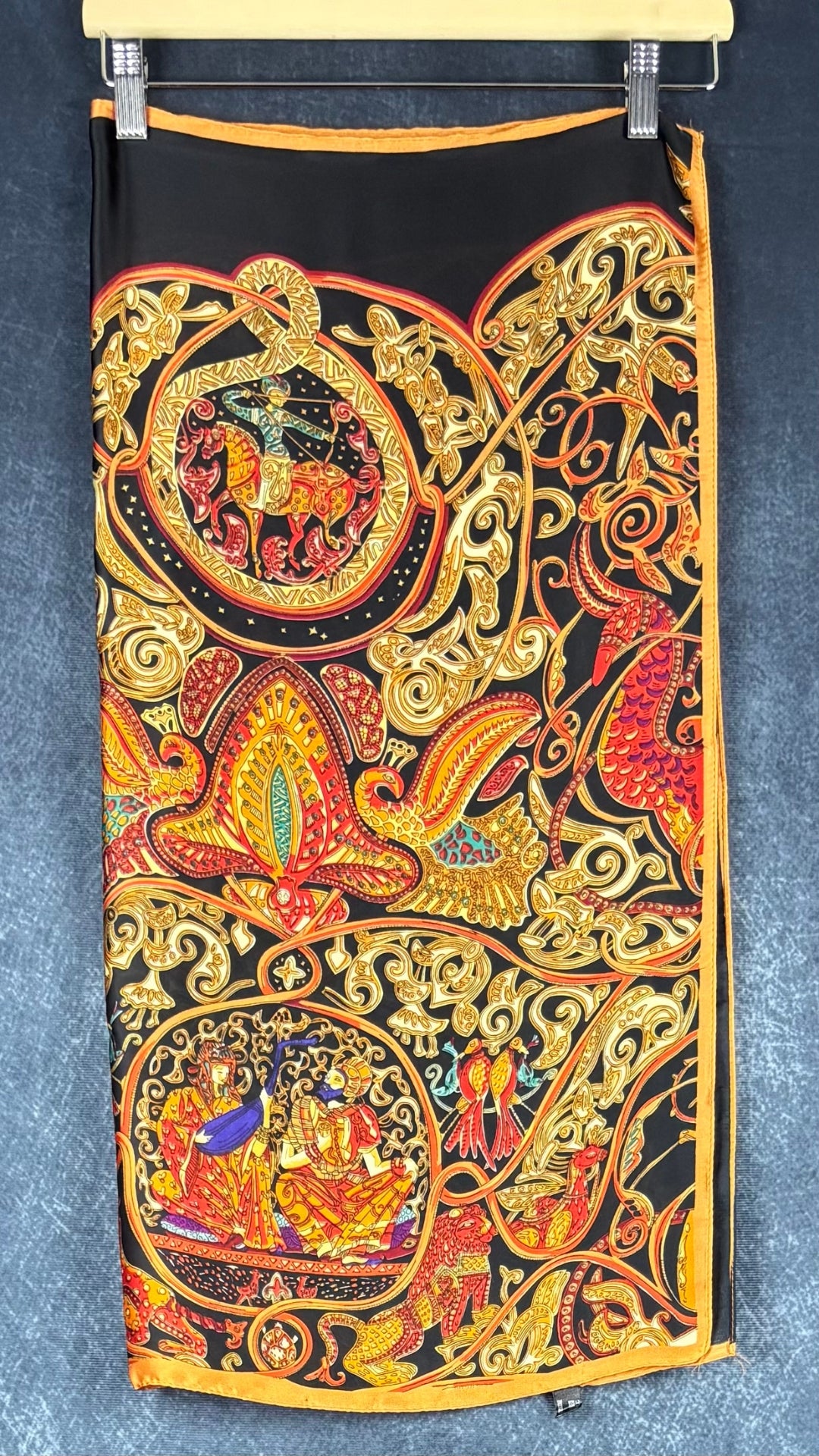 Foulard coloré en viscose et soie carré. Vue d'une autre face, sur cintre.