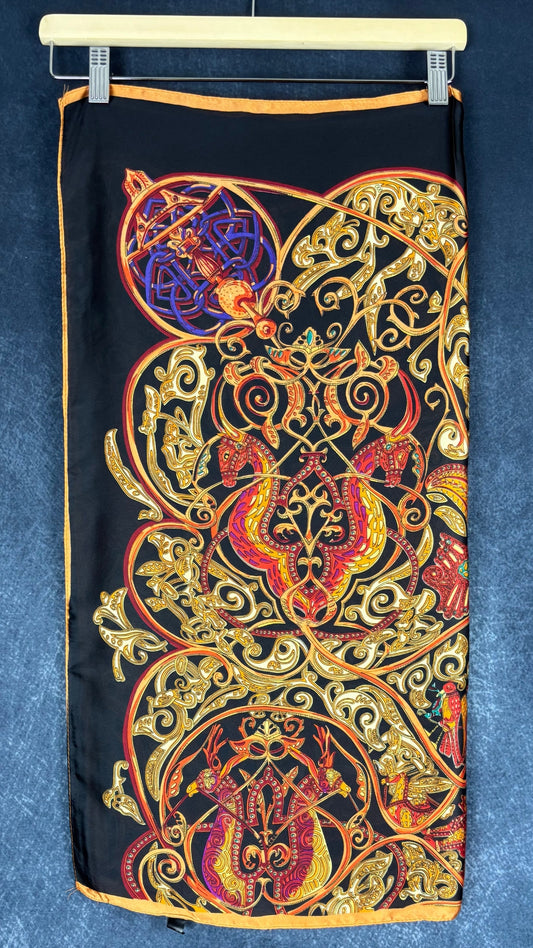 Foulard coloré en viscose et soie carré. Vue d'une face, sur cintre.